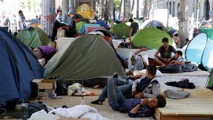 des-migrants-installes-dans-leurs-tentes-dans-un-campement-illegal-sous-le-metro-de-la-station-jaures-a-paris-le-19-juillet-2016_5641499
